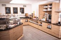 Rossleithen古特恩哈根假日酒店的配有木质橱柜和台面的厨房