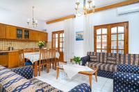 A kitchen or kitchenette at Tasia's Holiday House