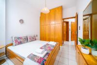 A bed or beds in a room at Tasia's Holiday House