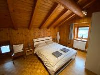 Łóżko lub łóżka w pokoju w obiekcie Aosta Mountain House- Casa La Chapelle