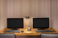 Ramada by Wyndham Lisbonにあるテレビまたはエンターテインメントセンター
