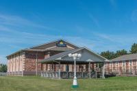 un edificio escolar con un cartel encima en Days Inn by Wyndham Perryville MO, en Perryville