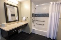 Staybridge Suites Albany Wolf Rd-Colonie Center by IHGにあるバスルーム