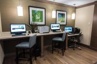 Staybridge Suites Albany Wolf Rd-Colonie Center by IHGにあるテレビまたはエンターテインメントセンター
