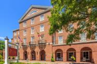 Un gran edificio de ladrillo rojo con una torre de reloj. en The Tidewater Inn, en Easton