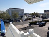 Blick auf eine Straße mit Autos auf einem Parkplatz in der Unterkunft Atlantic Breeze Motel &amp; Apartments in Ocean City