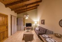 Televízia a/alebo spoločenská miestnosť v ubytovaní Kamaraki-Apartments