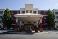 un gran edificio con un toldo delante de él en Holiday Inn Express and Suites St. Cloud by IHG, en Saint Cloud