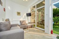 Televízia a/alebo spoločenská miestnosť v ubytovaní Apartment Villa Ahava Buža