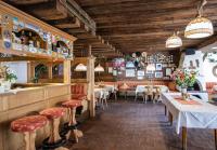 Reštaurácia alebo iné gastronomické zariadenie v ubytovaní Pension Nina & Gasthof Alpenrose