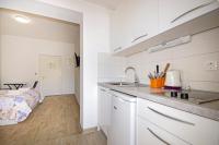 Kuchyň nebo kuchyňský kout v ubytování Apartmani Srzic