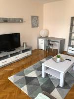 Televízia a/alebo spoločenská miestnosť v ubytovaní Szeged Gyöngye
