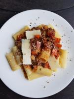 チュンポーンにあるSaphli Villaのパスタ付き皿