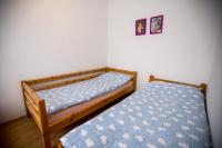 Łóżko lub łóżka w pokoju w obiekcie Schieszl Apartments Zamárdi 3