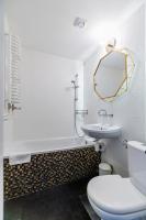 Koupelna v ubytování Two-rooms Genuine Apartment Ideal for Business Trip