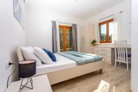 Posteľ alebo postele v izbe v ubytovaní VILLA SKURA private heated pool 32m2, summer kitchen, 4 bedrooms, garden