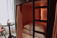 einen Schrank mit einer Glastür und einem Bett in der Unterkunft Durty Nelly&#39;s Inn in Amsterdam