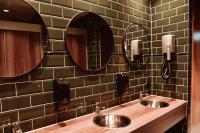 Ein Badezimmer in der Unterkunft Durty Nelly&#39;s Inn