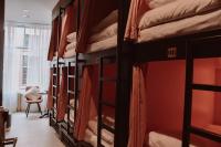 ein Zimmer mit Etagenbetten mit Schreibtisch und Stuhl in der Unterkunft Durty Nelly&#39;s Inn in Amsterdam