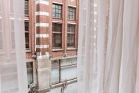 ein Blick auf ein Gebäude aus einem Fenster in der Unterkunft Durty Nelly&#39;s Inn in Amsterdam