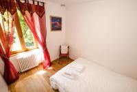 1 dormitorio con cama blanca y ventana en Campanela, en Chamonix-Mont-Blanc
