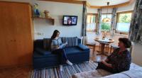 Televízia a/alebo spoločenská miestnosť v ubytovaní Apart Anna Maria