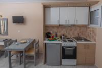 Kuchyň nebo kuchyňský kout v ubytování eleni studios