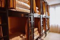 Ein Etagenbett oder Etagenbetten in einem Zimmer der Unterkunft Durty Nelly&#39;s Inn