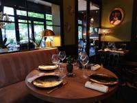 シャルトルにあるLe Boeuf Couronné - Hôtel & Restaurant Chartres- Logis Hotelsのワイングラス付きレストランの木製テーブル