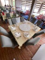 KakanjにあるMotel Tironの木製テーブル(椅子付)とテーブルアスタリング