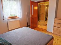 Łóżko lub łóżka w pokoju w obiekcie Okno na Śnieżkę, Apartament z 2 Łazienkami, tarasem, ogrodem, parkingiem i pięknym widokiem