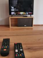 Telewizja i/lub zestaw kina domowego w obiekcie Okno na Śnieżkę, Apartament z 2 Łazienkami, tarasem, ogrodem, parkingiem i pięknym widokiem