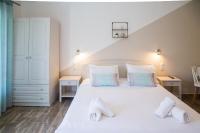 Posteľ alebo postele v izbe v ubytovaní Theodora Rooms