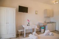 Kuchyňa alebo kuchynka v ubytovaní Theodora Rooms