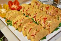 Protur Sa Coma Playa Hotel & Spa في سا كوما: صينية من السندويشات على طاولة مع خضراوات