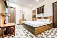un dormitorio con una cama y un escritorio en Hotel Vivek, en Patna