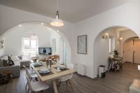 Televízia a/alebo spoločenská miestnosť v ubytovaní TIFFANYS VILLAS