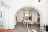 Kuchyňa alebo kuchynka v ubytovaní TIFFANYS VILLAS