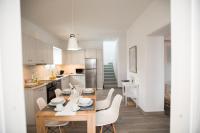 Kuchyňa alebo kuchynka v ubytovaní TIFFANYS VILLAS