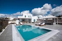 Bazén v ubytovaní TIFFANYS VILLAS alebo v jeho blízkosti