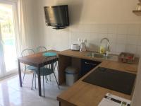 Kuchyň nebo kuchyňský kout v ubytování RIVA Seafront holiday apartments