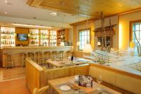 Mercure Stuttgart Sindelfingen an der Messe في شيندلفينجن: مطعم مع بار مع كراسي بار