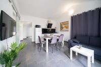 Televízia a/alebo spoločenská miestnosť v ubytovaní Holiday Apartments Amarilis