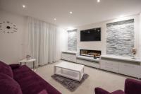 Televízia a/alebo spoločenská miestnosť v ubytovaní Lions apartment