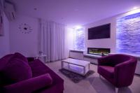 Televízia a/alebo spoločenská miestnosť v ubytovaní Lions apartment