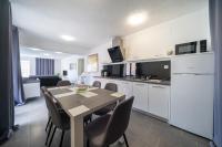 Kuchyňa alebo kuchynka v ubytovaní Holiday Apartments Amarilis