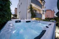 Bazén v ubytovaní Holiday Apartments Amarilis alebo v jeho blízkosti