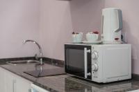 a microwave oven sitting on top of a kitchen counter at Casa Patio del Panadero in Cádiz