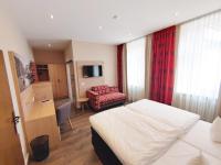 Ein Bett oder Betten in einem Zimmer der Unterkunft AKZENT Hotel Berg's Alte Bauernschänke- Wellness und Wein