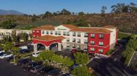 Una vista aérea de un hotel con estacionamiento. en Holiday Inn Express &amp; Suites - Lake Forest by IHG, en Lake Forest